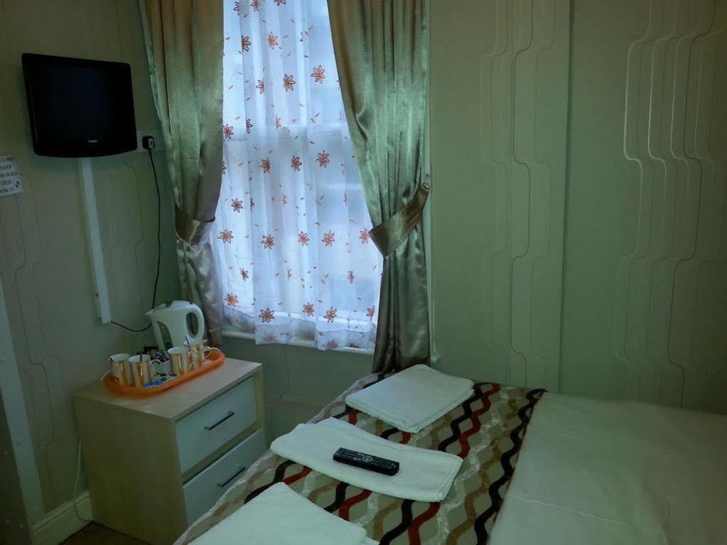 Wallace Hotel Blackpool Bagian luar foto